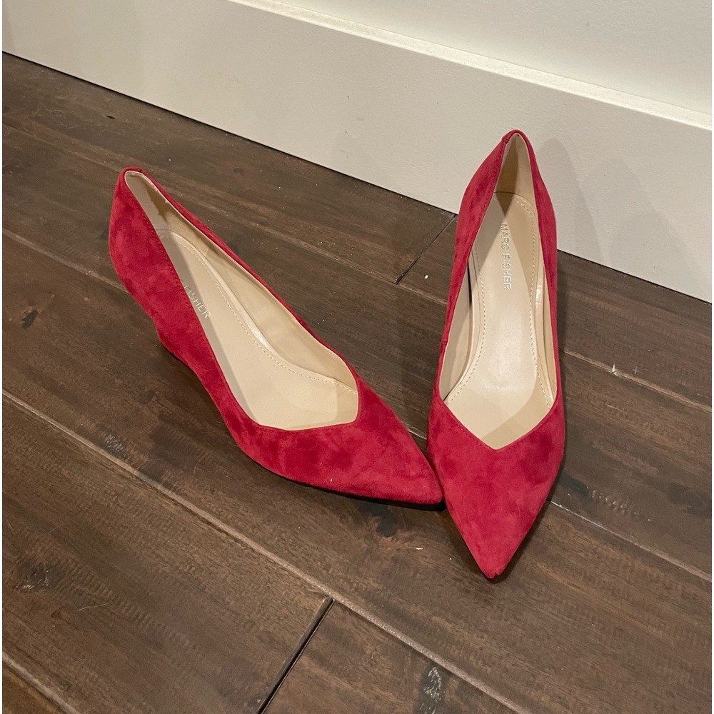 Red pointed toe wedges